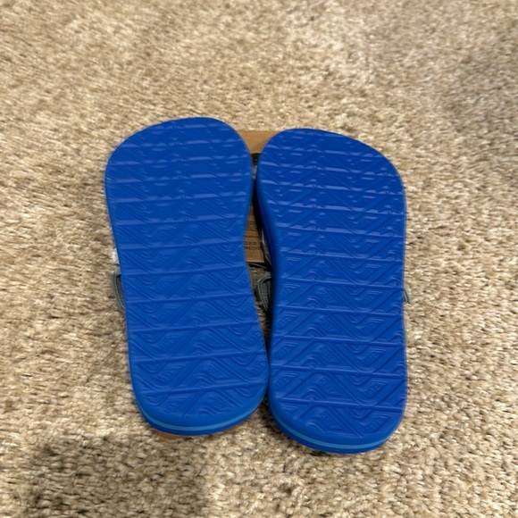 Reef boys 11/12 shark flip flops - Picture 2 of 5